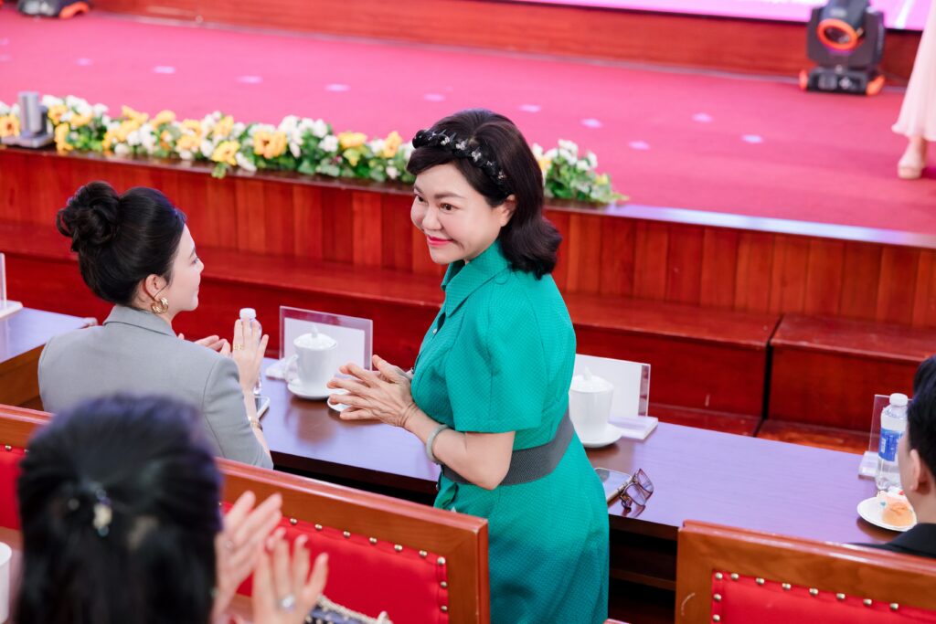 Học thuật chuyên sâu, cảm xúc bùng nổ, kết nối cộng đồng, tổ chức chuyên nghiệp,… là những lời phản hồi đầy hạnh phúc mà BTC chúng tôi nhận được sau Hội thảo khoa học "Tái sinh làn da & Điều hoà sắc tố: Bio-hacking chiến lược mới trong ứng dụng điều trị" 3 Tái sinh làn da & Điều hoà sắc tố: Bio-hacking chiến lược mới trong ứng dụng điều trị