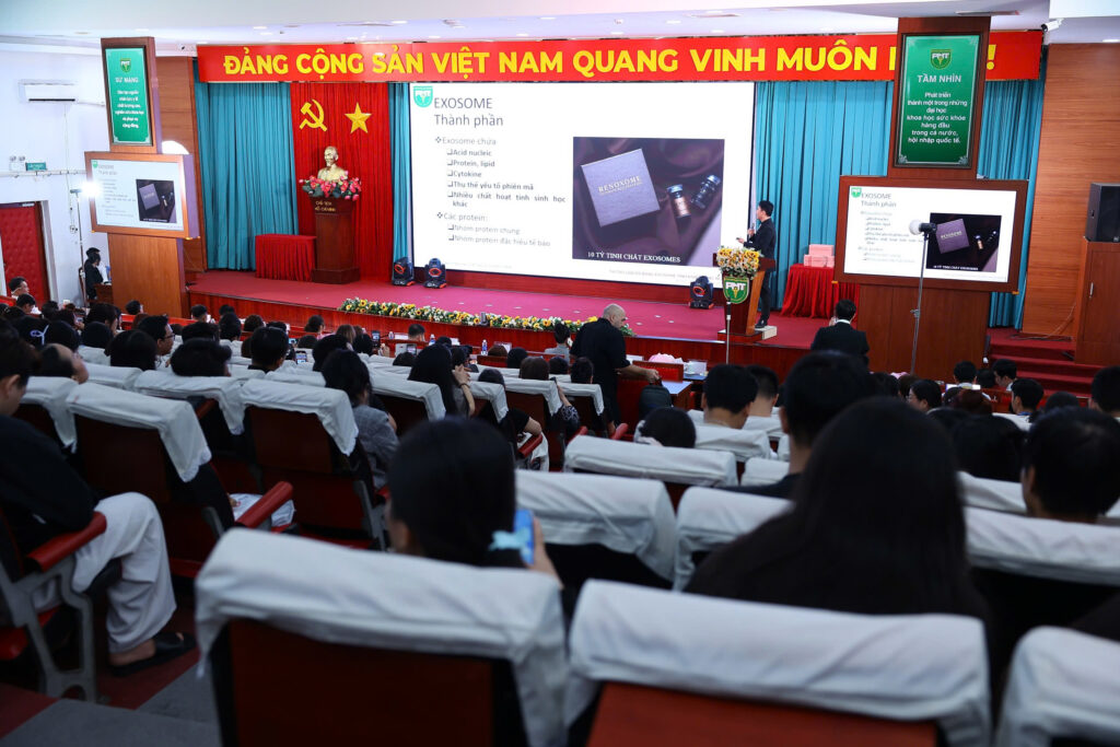 Báo cáo viên BS CKI Phạm Nhật Nguyên thu hút sự chú ý lớn của giới chuyên môn khi trình bày báo cáo tại Hội thảo khoa học: "Tái sinh làn da & Điều hoà sắc tố: Bio-hacking chiến lược mới trong ứng dụng điều trị" 1 Tái sinh làn da & Điều hoà sắc tố: Bio-hacking chiến lược mới trong ứng dụng điều trị