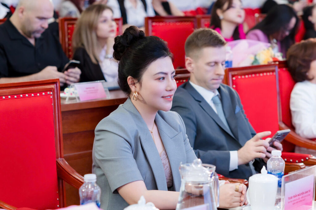 Cùng điểm lại những khoảnh khắc khiến khách mời rung động bởi cả vẻ đẹp tri thức và nhan sắc của TS. BS Trần Nguyên Ánh Tú tại Hội thảo khoa học "Tái sinh làn da & Điều hoà sắc tố: Bio-hacking chiến lược mới trong ứng dụng điều trị" 3 Tái sinh làn da & Điều hoà sắc tố: Bio-hacking chiến lược mới trong ứng dụng điều trị