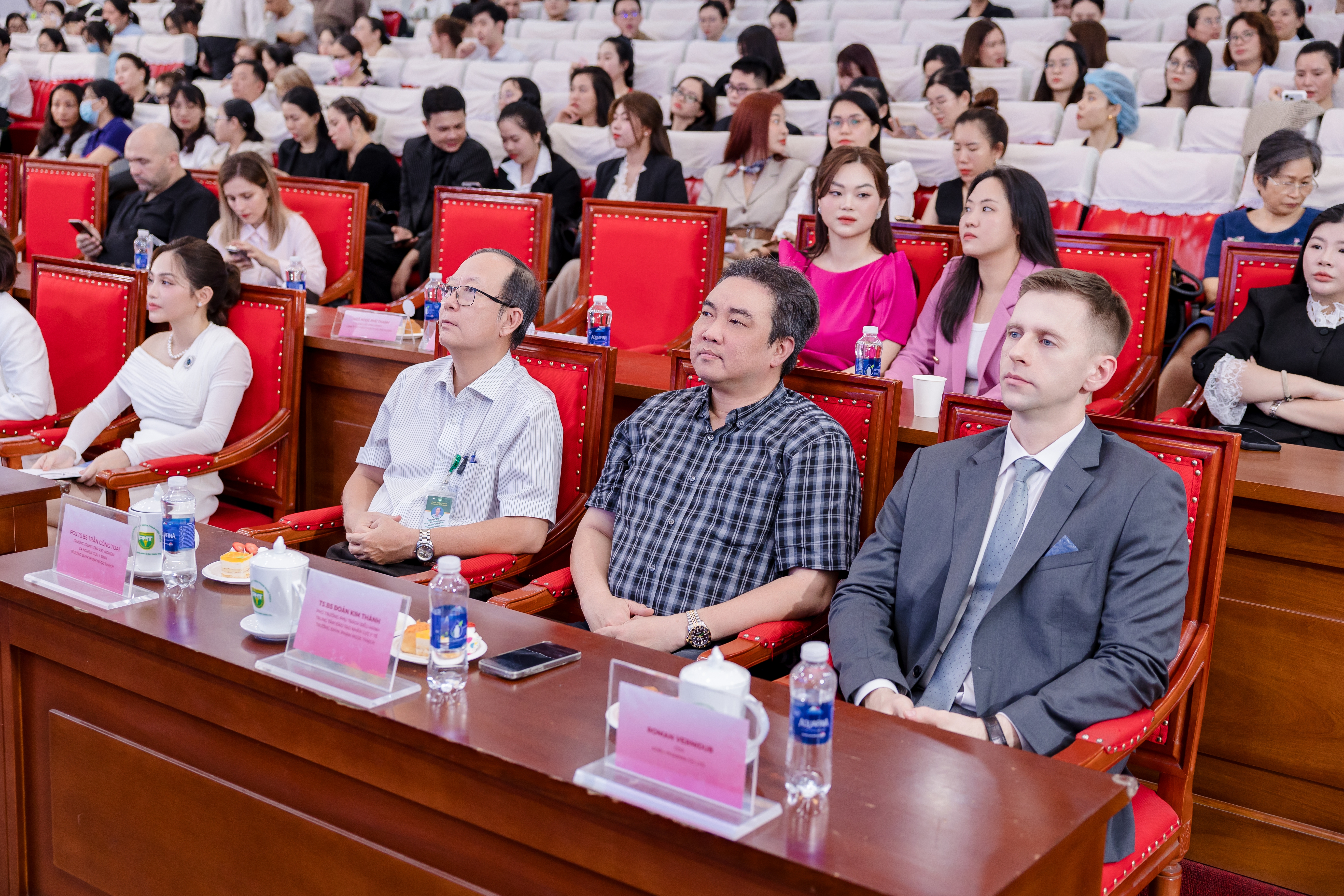 Oceania & Koru Pharma Lan Tỏa Giá Trị Glow Series Đến Phòng Khám Alma